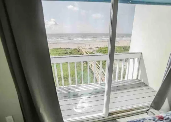 Beachfront Retreat! 3 Steps To Walkover!