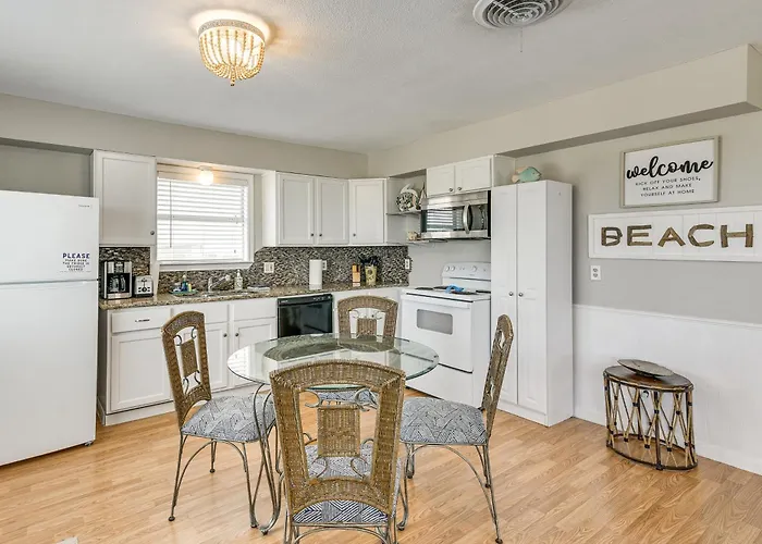 Walk To Gulf: Surfside Beach Home W/ Deck
